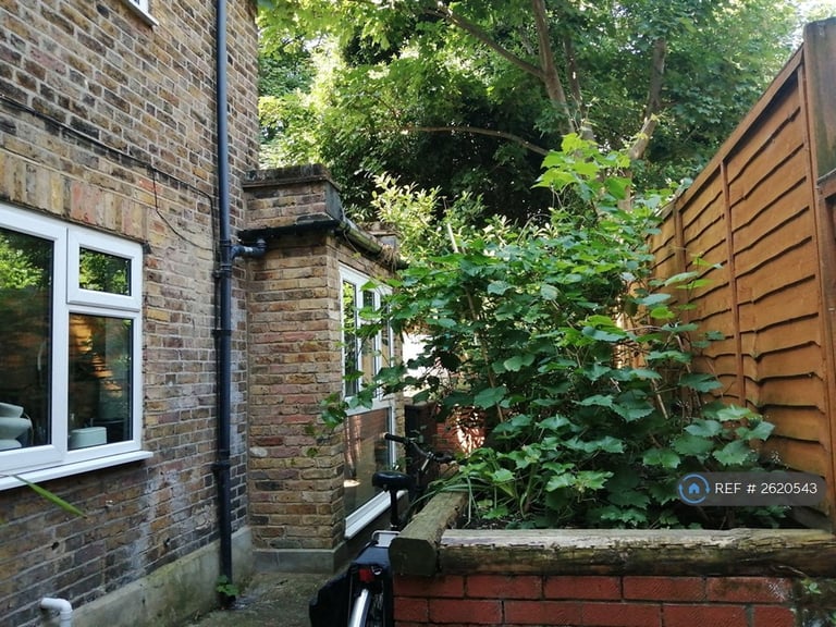 1 bedroom flat in Birkbeck Road, London, W3 (1 bed) (#2620543)