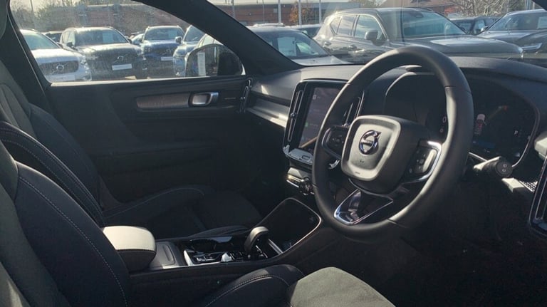 2023 Volvo XC40 Ultimate, B4 mild hybrid, Petrol, Dark ESTATE N/A Automatic