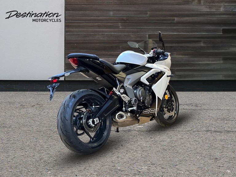 2025 Triumph Daytona 660 STANDARD TWIN COLOUR Petrol black 6 Speed
