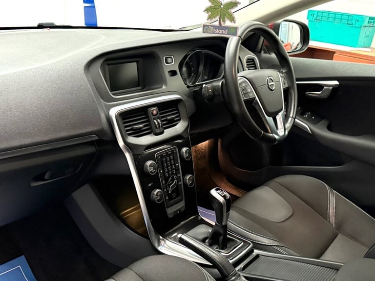 2017 17 VOLVO V40 2.0 T2 MOMENTUM HATCHBACK 5DR PETROL MANUAL EURO 6 (S/S) (122 