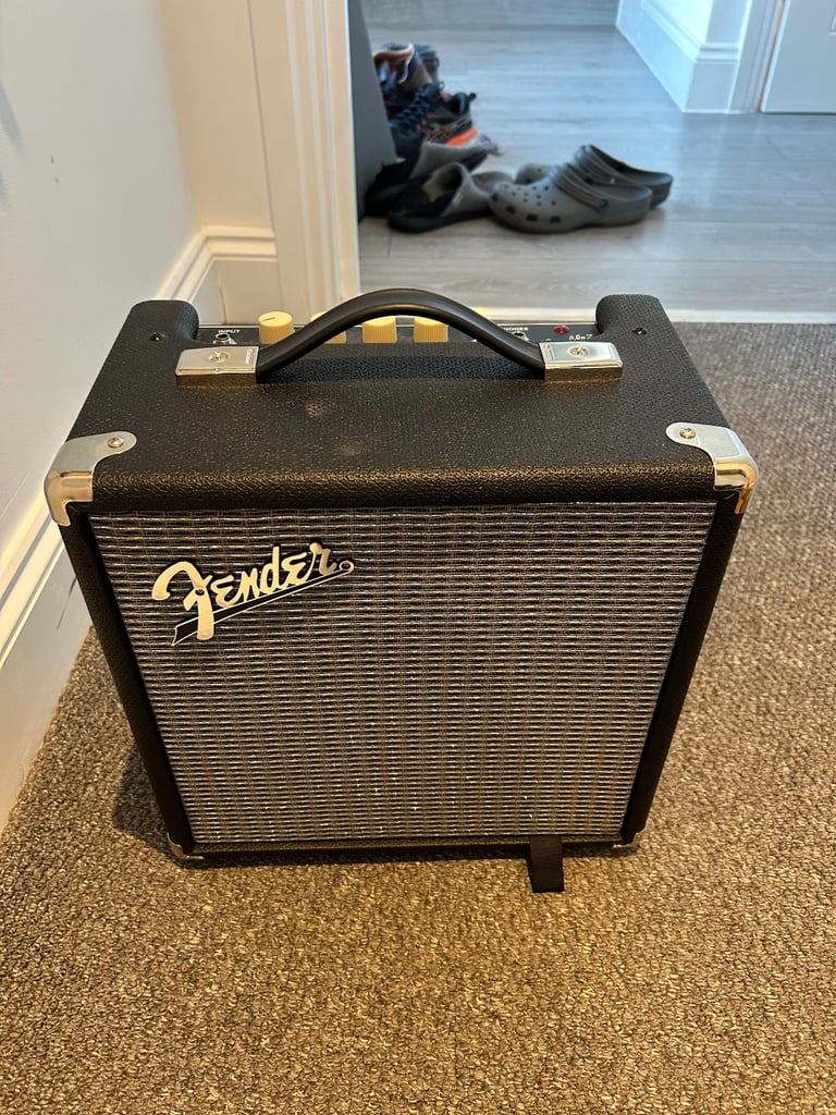 Fender rumble 15w bass amp used but good as new 