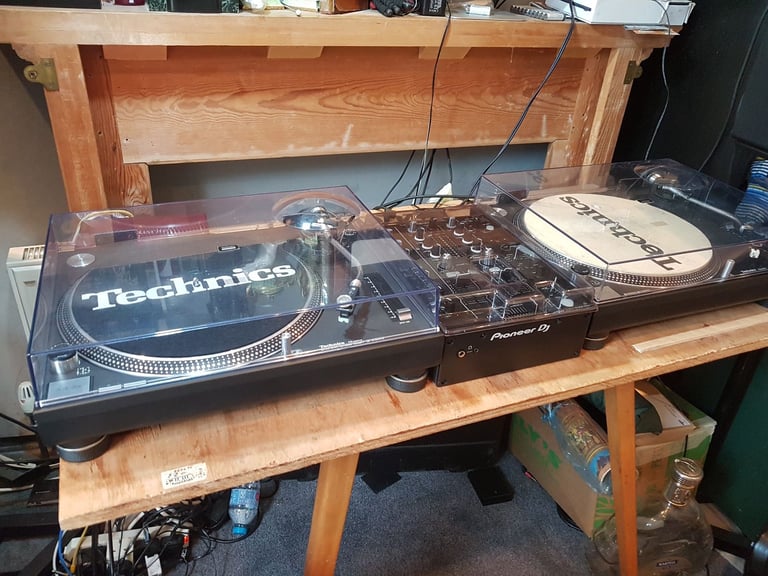 Technics SL 1210 MK2 (PAIR) Pioneer 450 mixer