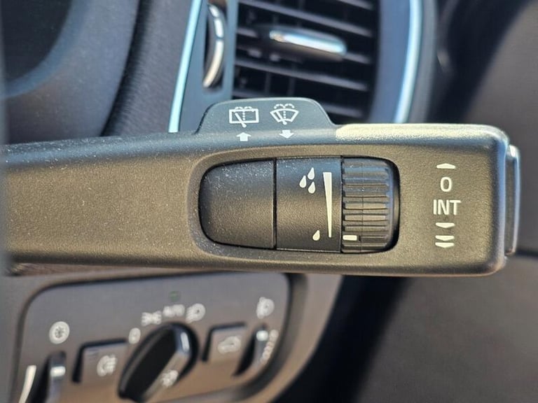 2013 Volvo V40 1.6 D2 R-Design Euro 5 (s/s) 5dr HATCHBACK Diesel Manual