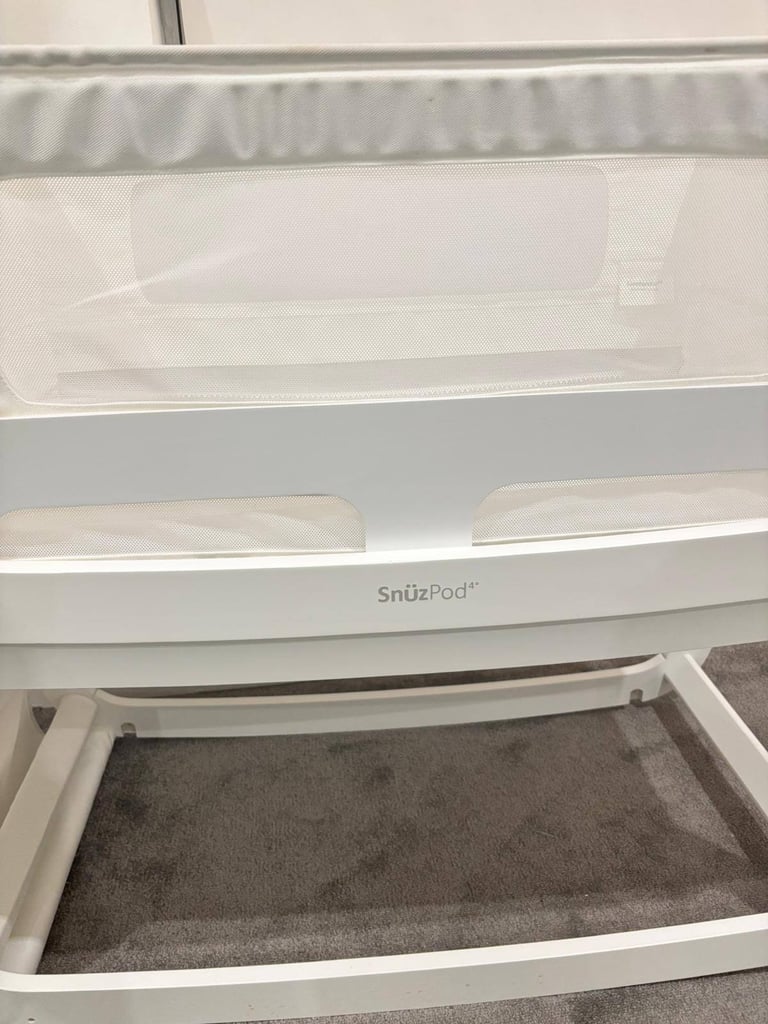 Snuzpod 4 White Bedside crib - cot - bassinet - sleeper - IMMACULATE