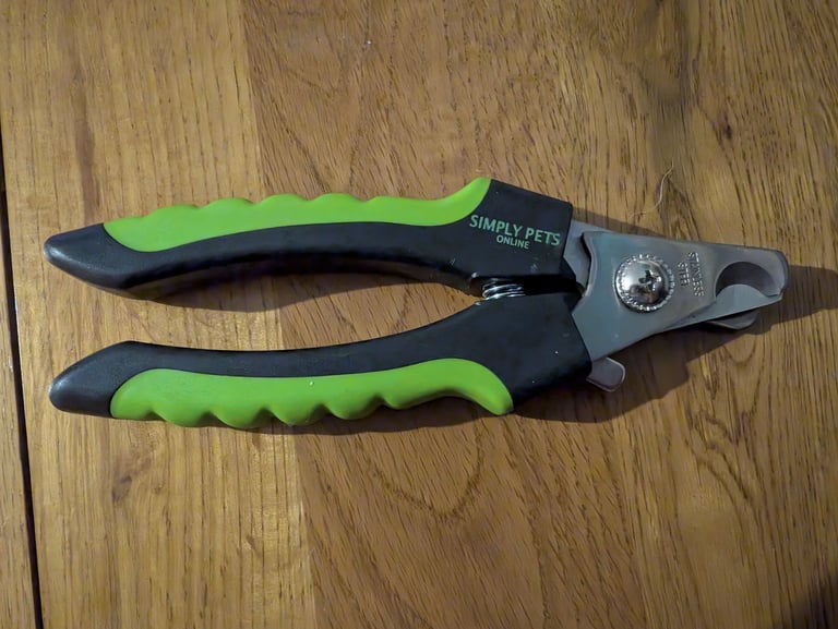 Dog nail cutters / clippers