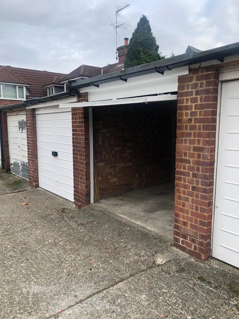 Garage To Let in Whetstone London N20 