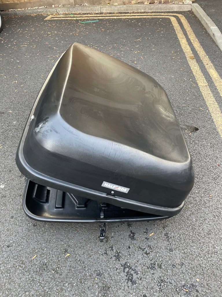 halfords roof box. Long 130cm Wide 90cm  Deep 35cm 500 litres 2 keys Good used condition, 