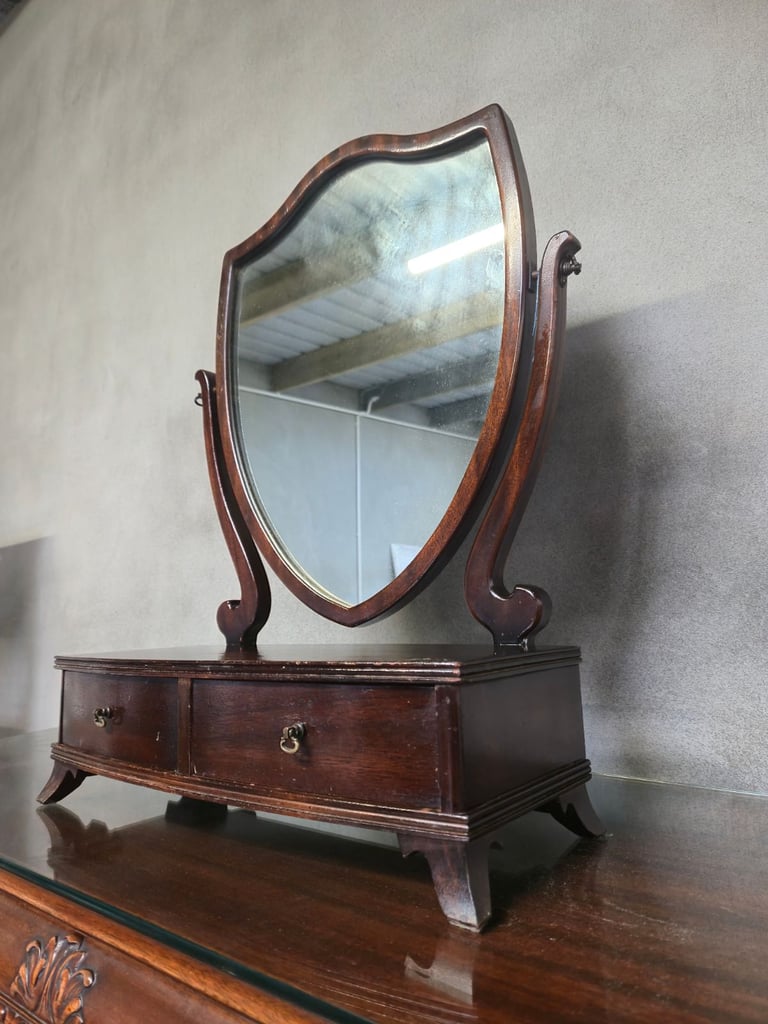 An early 20th century mahogany dressing table or toilet mirror