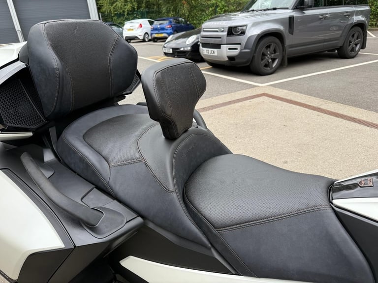 2025 Can-Am Spyder RT Sea to Sky1330cc 6 speed semi auto trike White