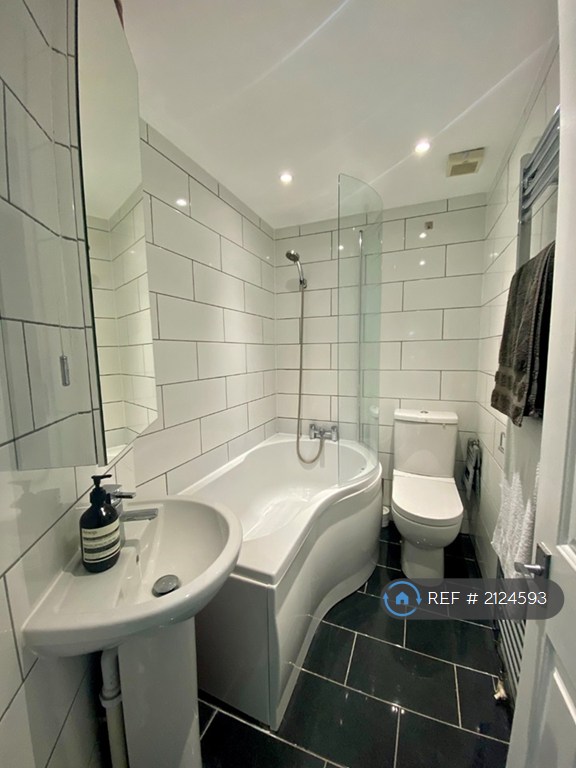 2 bedroom flat in Streatham, London, SW16 (2 bed) (#2124593)