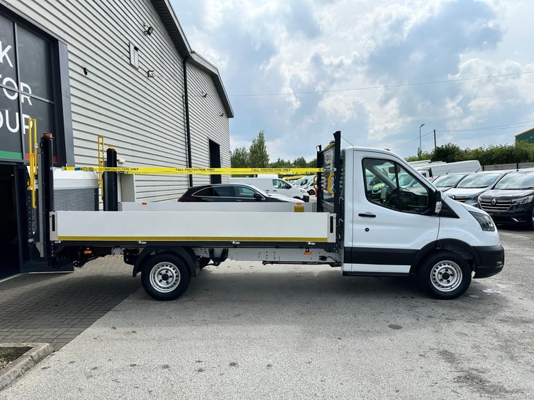 75 Reg, Ford Transit L4 130-Ps,FWD,Traffic Management Dropside, Tow Bar, Air-Con