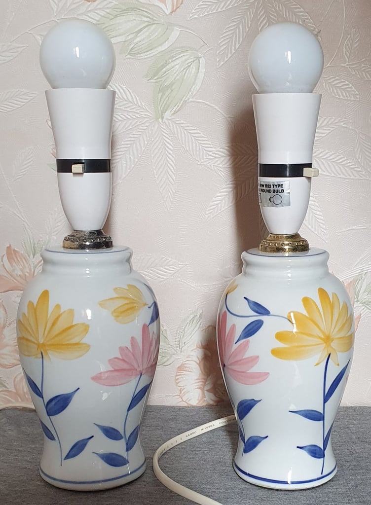 2 MATCHING CERAMIC LAMPS WITH YELLOW/PINK FLOWER DESIGN