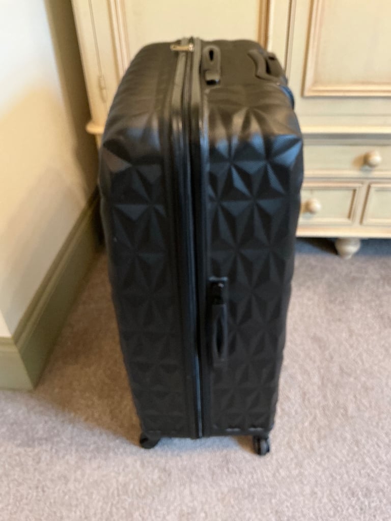 Extra large hard shell suitcase 