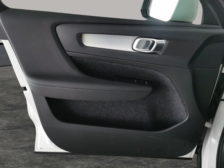 2020 Volvo XC40 1.5 T3 Momentum SUV 5dr Petrol Auto Euro 6 (s/s) (163 ps) - SENSUS SAT NAV  Suv P...