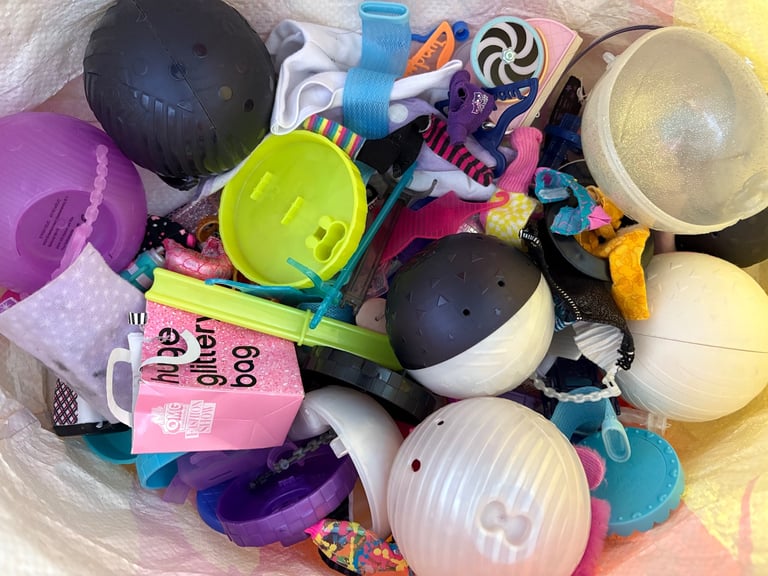 LOL Surprise Winter Disco Chalet Doll's House Bundle with furniture, dolls and accessories