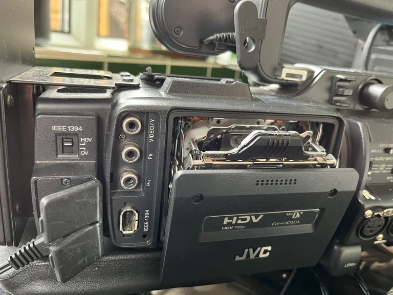VIDEO CAMERA: JVC GY-HD101 WITH ACCESSORIES