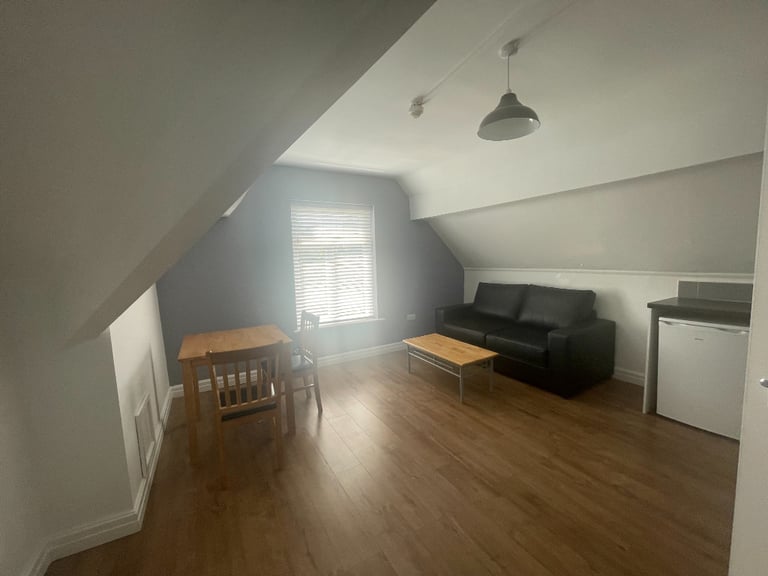 Furnished top floor flat to let Withington - no fees!