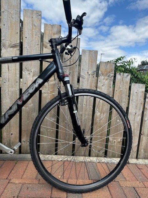 Univega Terreno 400 AL2 OPTI Hybrid Bike – Durable, Comfortable & Ready to Ride