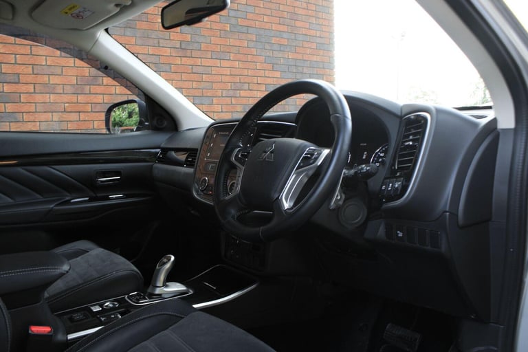 2017 Mitsubishi Outlander 2.0h 12kWh Juro CVT 4WD Euro 6 (s/s) 5dr ESTATE Petrol/Electric Hybrid ...