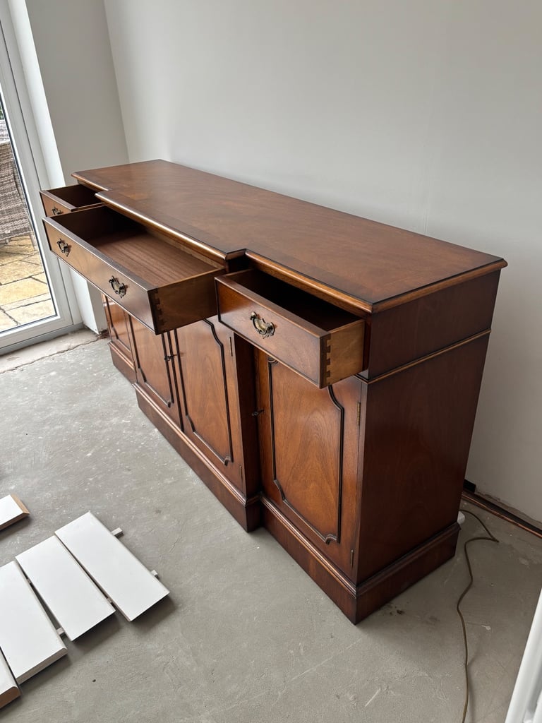 VERY GOOD CONDITION Reproduction Breakfront Mahogany Sideboard