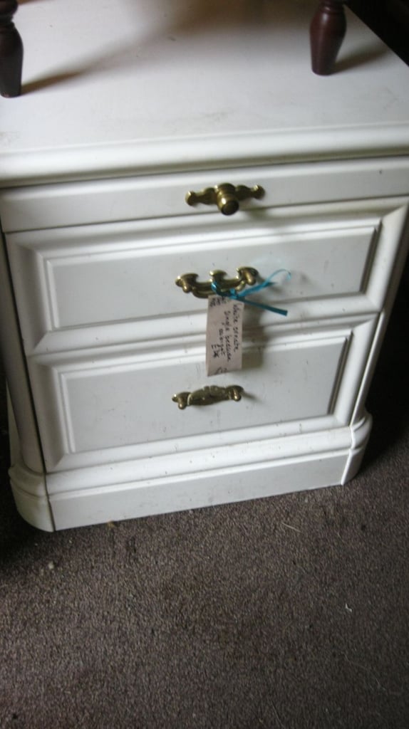 WHITE SINGLE MODERN BEDSIDE CABINET. TOP SHELF, 2 DRAWERS. STURDY