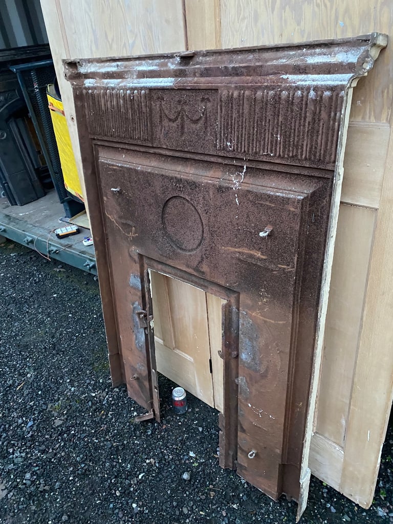 Large Victorian / Edwardian cast iron fireplace 