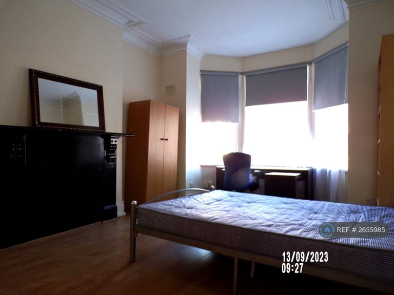 8 bedroom house in Booth Avenue, Manchester, M14 (8 bed) (#2655985)