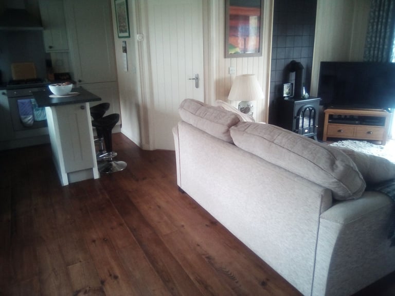 Leasehold,Pine log, 2 bedroom ,2 bathroom , Central living Cabin, on 11 month Holiday Park