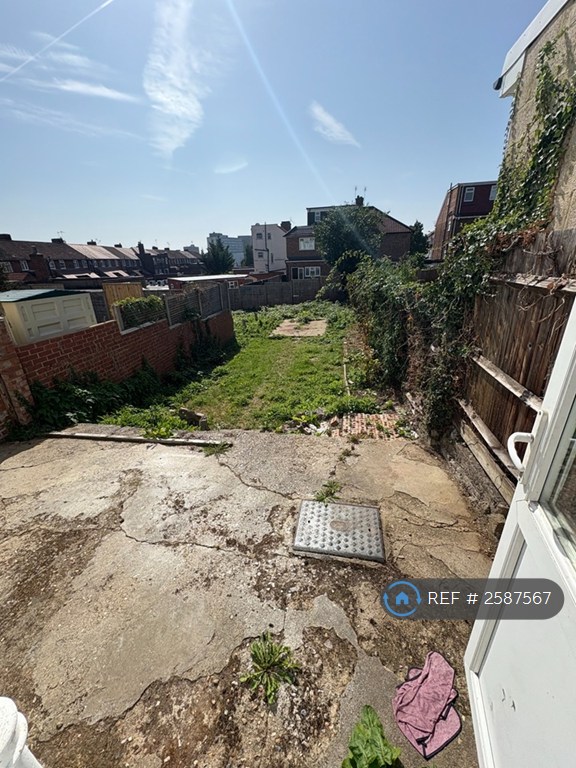 5 bedroom house in Wakemans Hill Avenue, London, NW9 (5 bed) (#2587567)