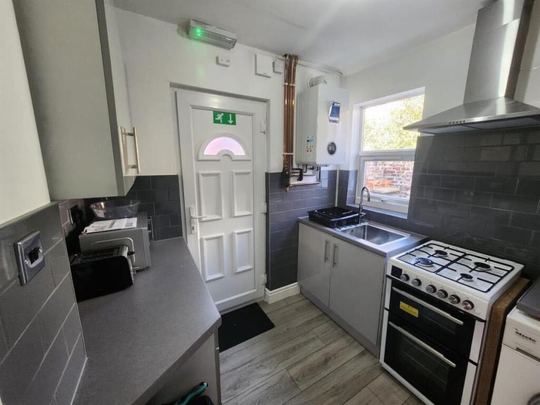 Fantastic 3 Bed House / £1350 / Non Furnished / Bills not inc.