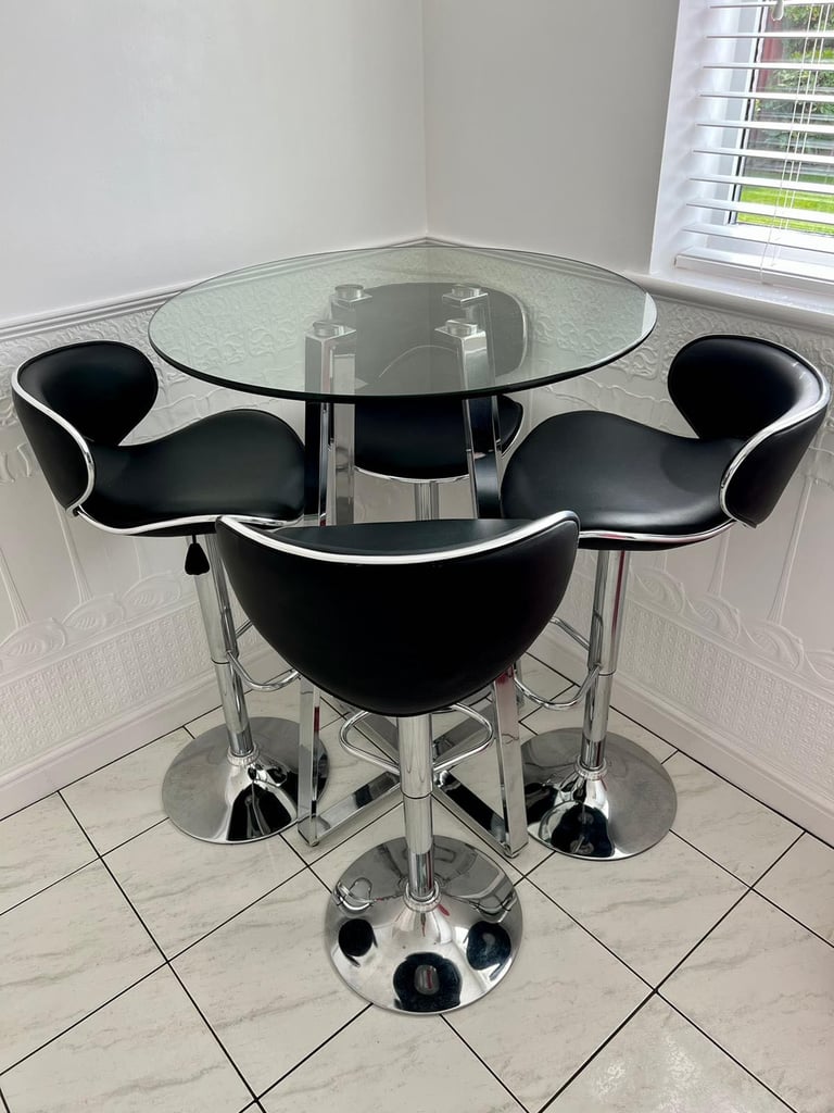 Tall table with 4 stools