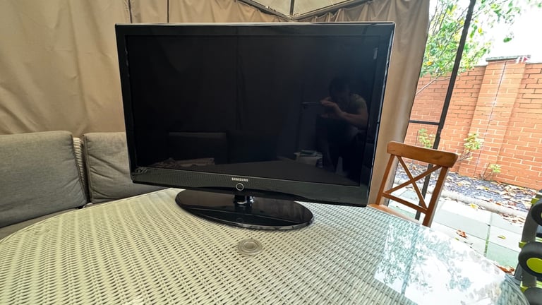 Samsung TV “40 , tv stand, coffee table, dvd