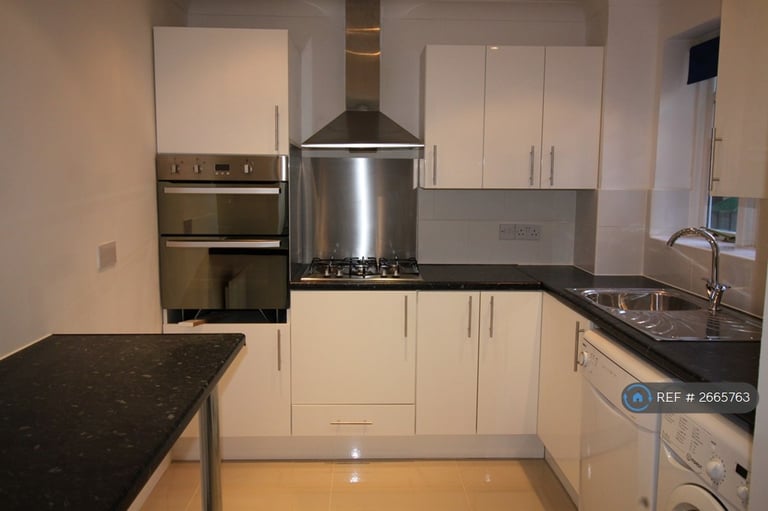 6 bedroom house in Weyside Road, Guildford, GU1 (6 bed) (#2665763)