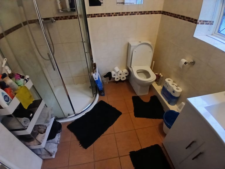Large Double Room With en suite WC and ALL BILLS INCLUDED in Purley