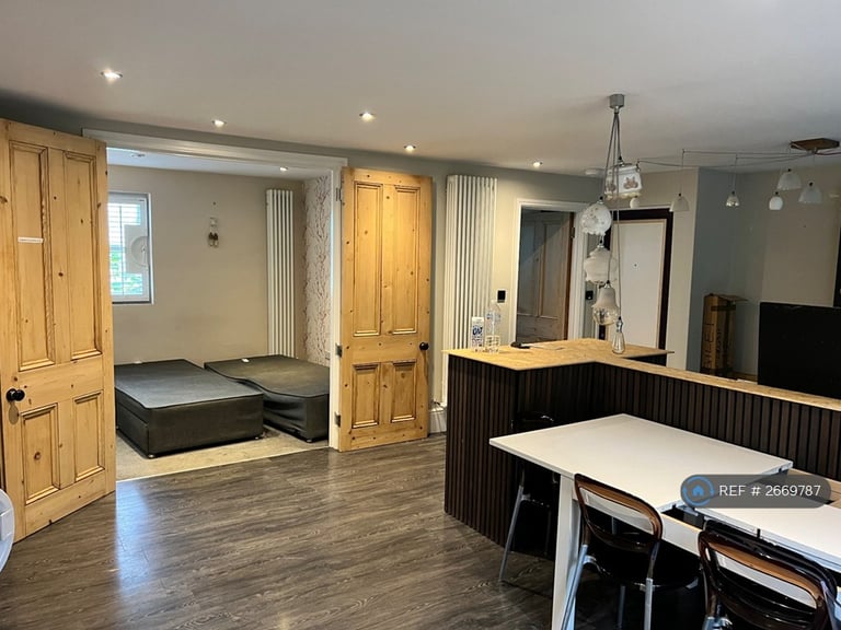 1 bedroom flat in Copeman Close, London, SE26 (1 bed) (#2669787)