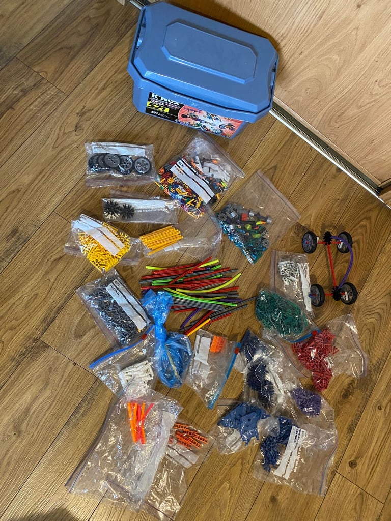 1.2 kg of K’NEX, including micro K’NEX + storage box