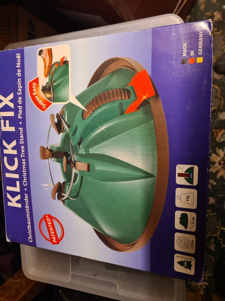 9ft / 2.7m dobbies Ulswater artificial Christmas tree and heavy duty click fix christmas tree base