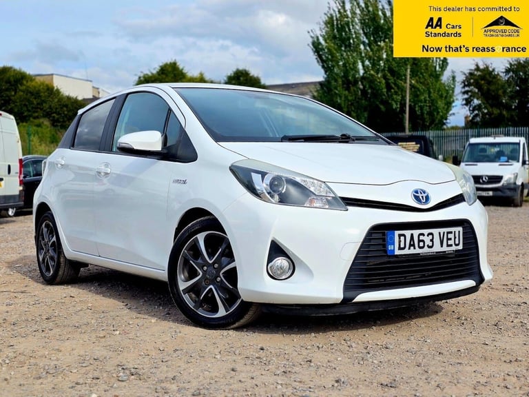 image for 2013 Toyota Yaris 1.5 VVT-h Trend Hatchback 5dr Petrol Hybrid CVT Euro 5 (101 ps) Hatchback Hybri...
