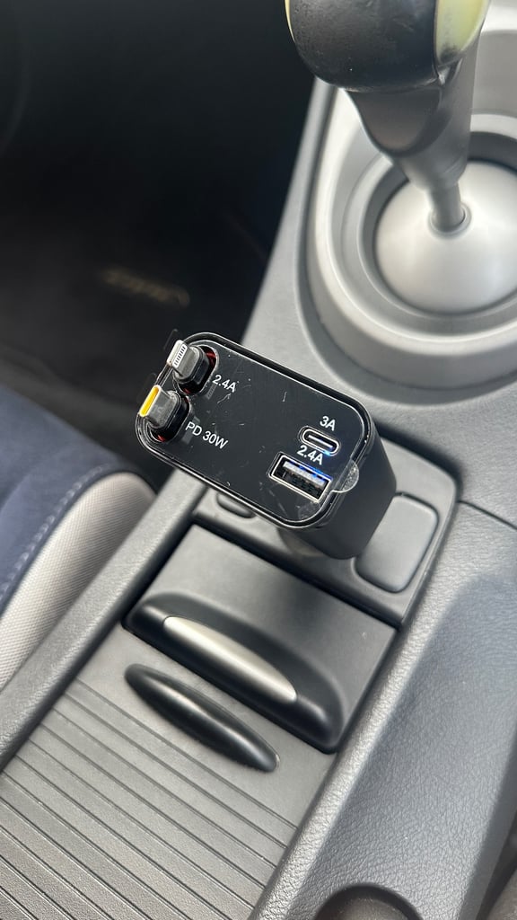 Lisen car retractable phone charger USB C and Lightning cables