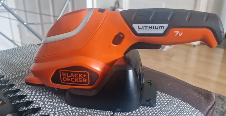 Cordless hand-held hedge trimmer black + decker 
