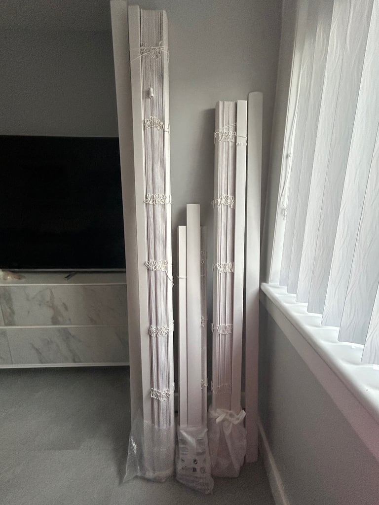 WHITE WOODEN BLINDS 