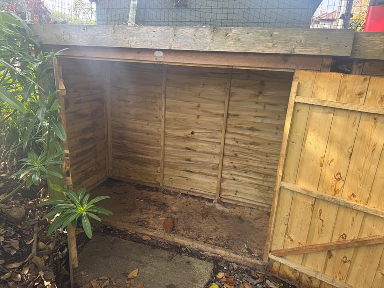 Two garden sheds available for garden or bike storage