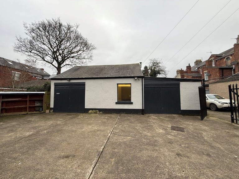 Main Workspace / Workshop / 3 Individual Garages Storage Unit Available 