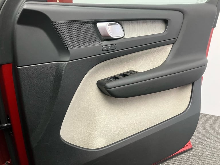 2020 Volvo XC40 2.0 B4P Inscription Pro 5dr Auto Estate Automatic