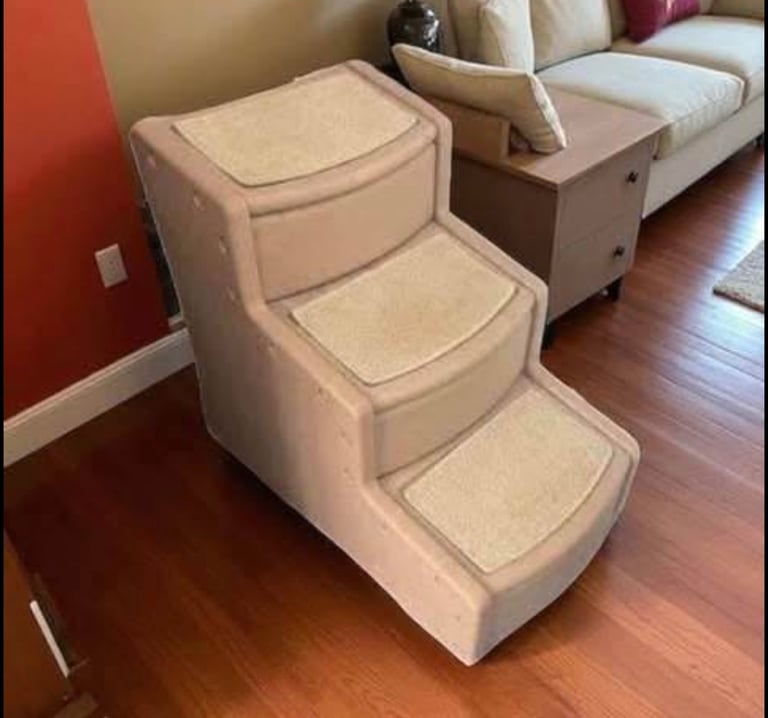 Large sturdy set of pet steps cost £100 takes weight up to 63 kg hardly been used