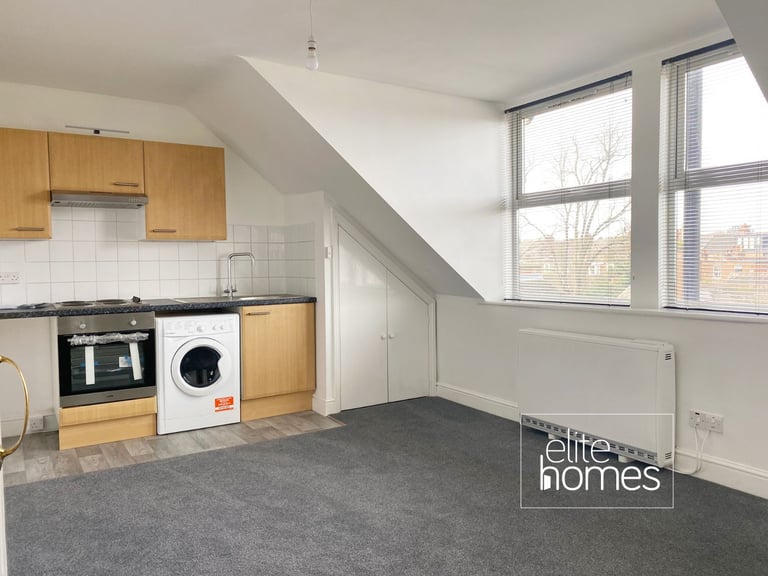 Newly decorated large Top floor Studio Flat in Wood Green, N22.