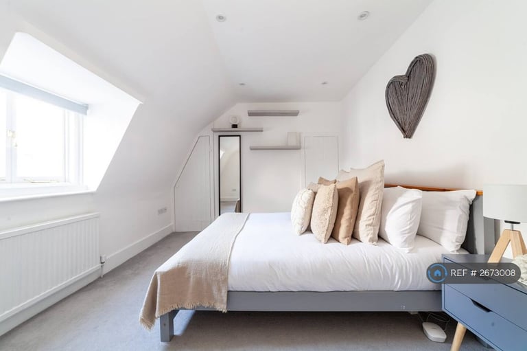 3 bedroom flat in Hill Rise, Richmond, TW10 (3 bed) (#2673008)