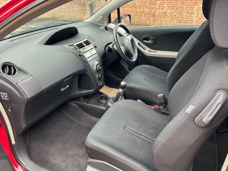 TOYOTA YARIS 1.0cc 2010 £35 A YEAR ROAD TAX !! DRIVES WITH NO FAULTS !! LONG MOT !! VGC !!