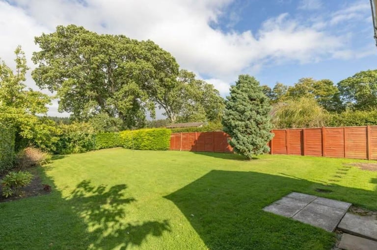 2 Bed Bungalow with Garden 