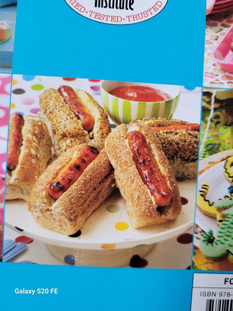  Preloved Kids' Cakes & Party Food Cookbook - Over 100 Triple-Tested Recipes!